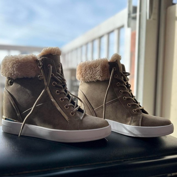 GBG Los Angeles Ankle Booties with Hidden Wedge Heel US 7.5 - Picture 1 of 8